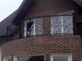 Балкон кованый с завитками и выпуклыми элементами - фото