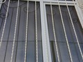 Кованая решетка на окно белая с витыми прутьями - фото