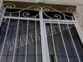 Кованая решетка на окно белая с витыми прутьями - фото