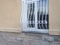 Кованая решетка на окно объемная с пиками и кольцами - фото
