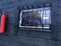 Кованая решетка на окно с объемными прутьями - фото