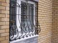 Кованая решетка на окно с пузатыми прутьями в стиле Ренессанс - фото