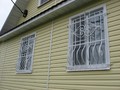 Кованая решетка на окно белая в классическом стиле - фото