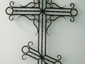Кованый крест с вальцованным прутом, круглыми навершиями и золотистыми соединителями - фото
