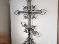Кованый крест с пятью навершиями и волютами с шипами - фото