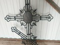 Кованый крест с портретной рамкой и навершиями в виде листьев - фото