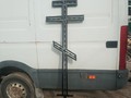 Кованый крест украшенный вальцованными прутами по центру - фото